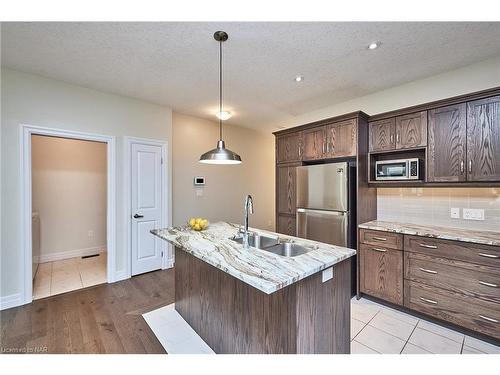 115 Borden Trail, Welland, ON - Indoor Photo Showing Kitchen With Double Sink