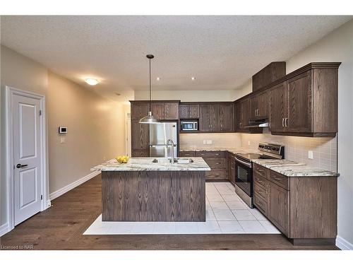 115 Borden Trail, Welland, ON - Indoor Photo Showing Kitchen With Double Sink With Upgraded Kitchen