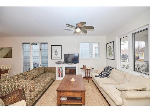 401 Maplewood Avenue, Crystal Beach, ON - Indoor Photo Showing Living Room