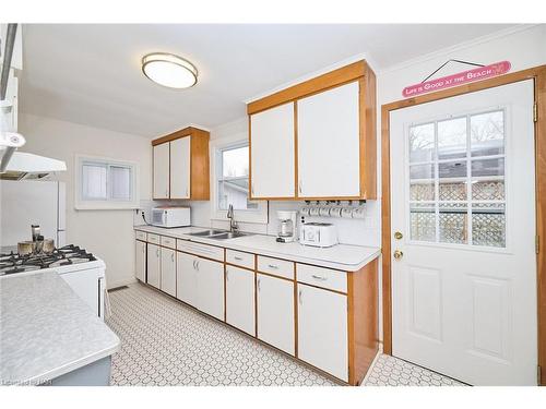 401 Maplewood Avenue, Crystal Beach, ON - Indoor Photo Showing Kitchen With Double Sink