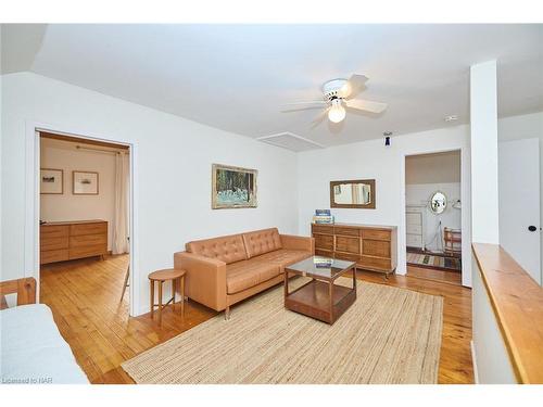 401 Maplewood Avenue, Crystal Beach, ON - Indoor Photo Showing Living Room