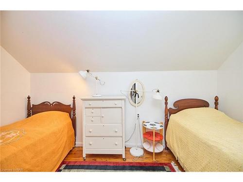 401 Maplewood Avenue, Crystal Beach, ON - Indoor Photo Showing Bedroom