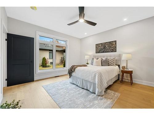 3-300 Richmond Street, Thorold, ON - Indoor Photo Showing Bedroom