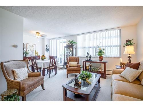 507-365 Geneva Street, St. Catharines, ON - Indoor Photo Showing Living Room