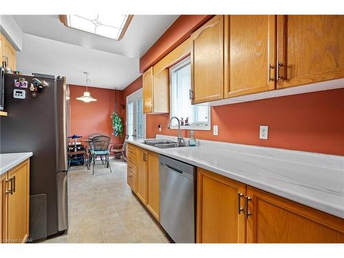 17 Waterview Court, Welland, ON - Indoor Photo Showing Kitchen With Double Sink