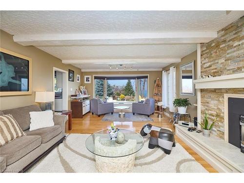 16 Lantana Circle, St. Catharines, ON - Indoor Photo Showing Living Room