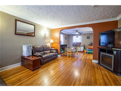 132 Dufferin Street E, St. Catharines, ON - Indoor Photo Showing Living Room