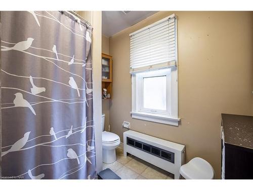 132 Dufferin Street E, St. Catharines, ON - Indoor Photo Showing Bathroom