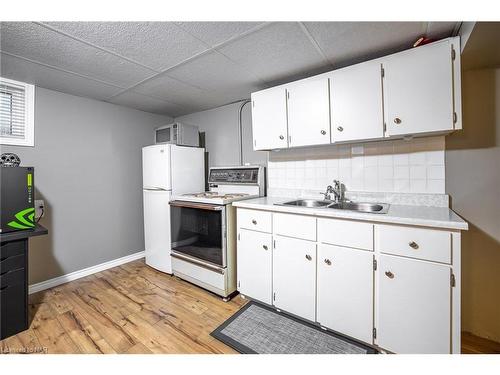 132 Dufferin Street E, St. Catharines, ON - Indoor Photo Showing Kitchen With Double Sink
