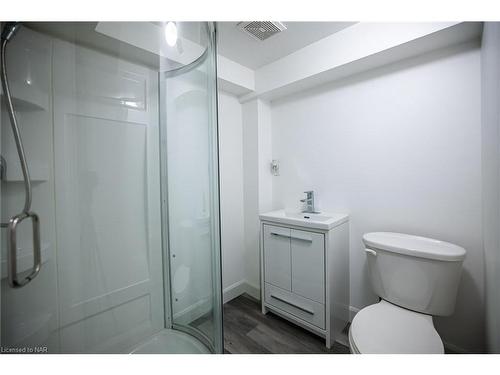 132 Dufferin Street E, St. Catharines, ON - Indoor Photo Showing Bathroom