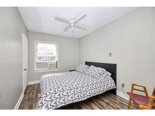 5267 Mcrae Street, Niagara Falls, ON - Indoor Photo Showing Bedroom