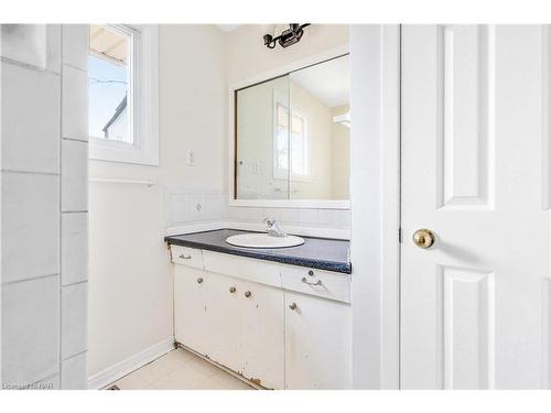 740 Warner Road, Niagara-On-The-Lake, ON - Indoor Photo Showing Bathroom