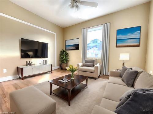 4465 Fifth Avenue, Niagara Falls, ON - Indoor Photo Showing Living Room