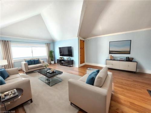 4465 Fifth Avenue, Niagara Falls, ON - Indoor Photo Showing Living Room