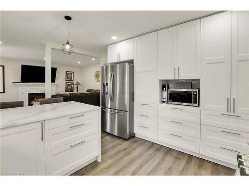 624 Simcoe Street, Niagara-On-The-Lake, ON - Indoor Photo Showing Kitchen With Upgraded Kitchen