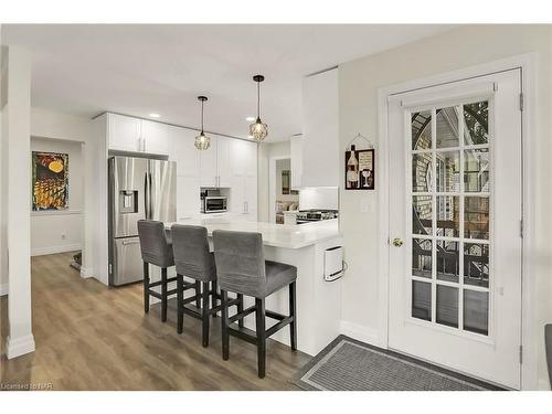 624 Simcoe Street, Niagara-On-The-Lake, ON - Indoor Photo Showing Kitchen With Upgraded Kitchen