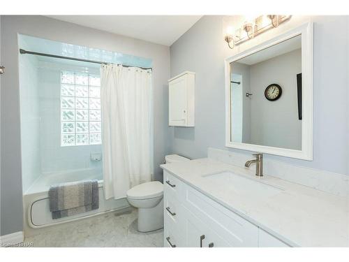 624 Simcoe Street, Niagara-On-The-Lake, ON - Indoor Photo Showing Bathroom