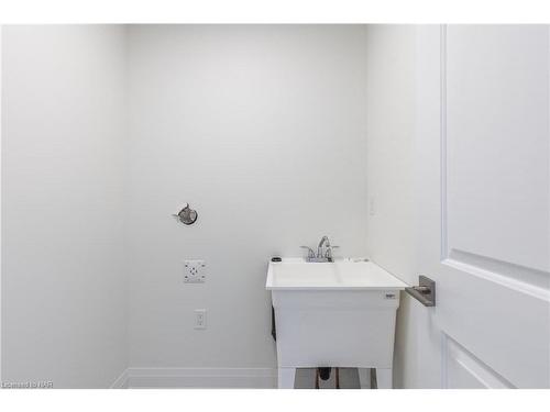 78 Knoll Street, Port Colborne, ON - Indoor Photo Showing Bathroom