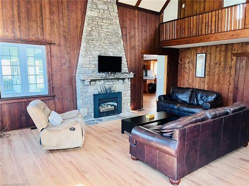 3205 Poplar Avenue, Fort Erie, ON - Indoor Photo Showing Living Room