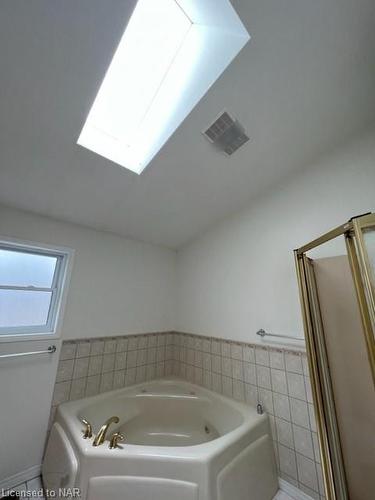 3205 Poplar Avenue, Fort Erie, ON - Indoor Photo Showing Bathroom