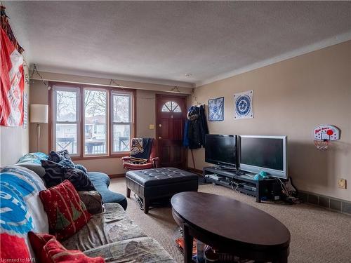 4 Vera Street, St. Catharines, ON - Indoor Photo Showing Living Room
