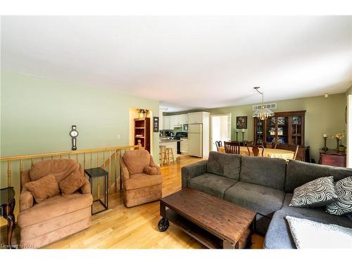 496 Metler Road, Pelham, ON - Indoor Photo Showing Living Room