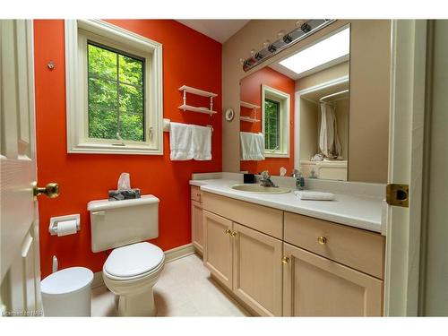 496 Metler Road, Pelham, ON - Indoor Photo Showing Bathroom