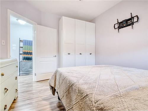 112-6350 Dorchester Road Road, Niagara Falls, ON - Indoor Photo Showing Bedroom