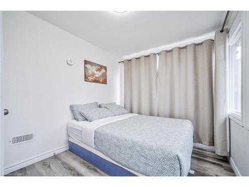 5241 Kitchener Street, Niagara Falls, ON - Indoor Photo Showing Bedroom