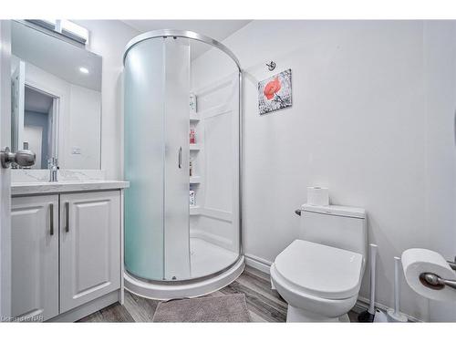 5241 Kitchener Street, Niagara Falls, ON - Indoor Photo Showing Bathroom