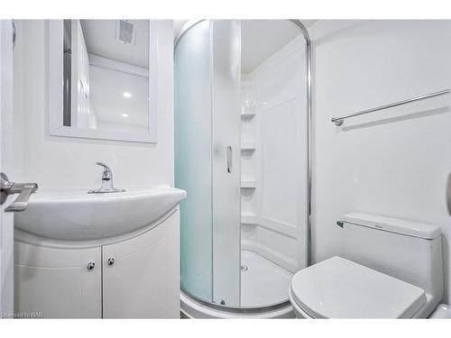 5241 Kitchener Street, Niagara Falls, ON - Indoor Photo Showing Bathroom