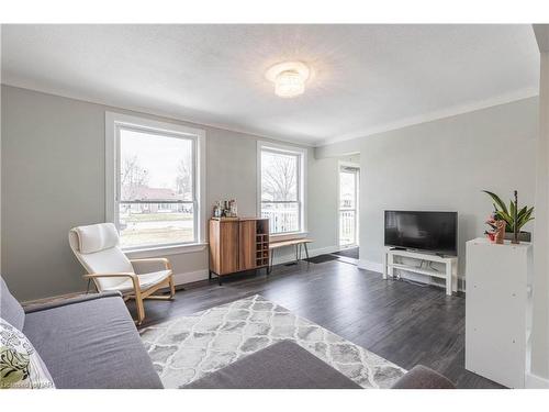 368 First Avenue, Welland, ON - Indoor Photo Showing Living Room