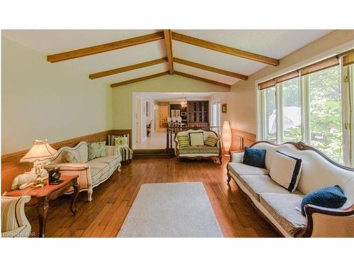 6542 January Drive, Niagara Falls, ON - Indoor Photo Showing Living Room