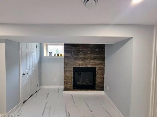 6476 Maranda Street, Niagara Falls, ON - Indoor Photo Showing Living Room With Fireplace