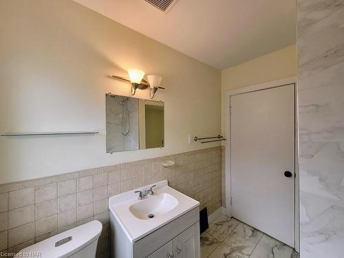 6476 Maranda Street, Niagara Falls, ON - Indoor Photo Showing Bathroom