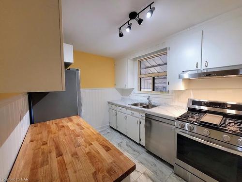 6476 Maranda Street, Niagara Falls, ON - Indoor Photo Showing Kitchen With Double Sink