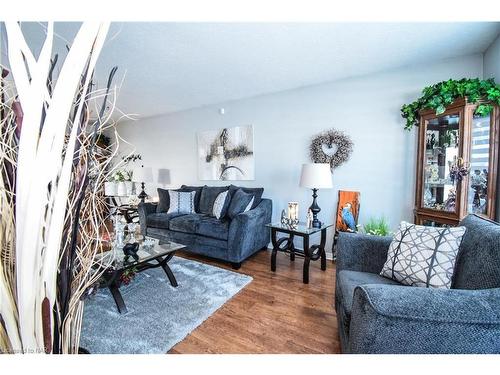 4974 Windgate Drive, Niagara Falls, ON - Indoor Photo Showing Living Room