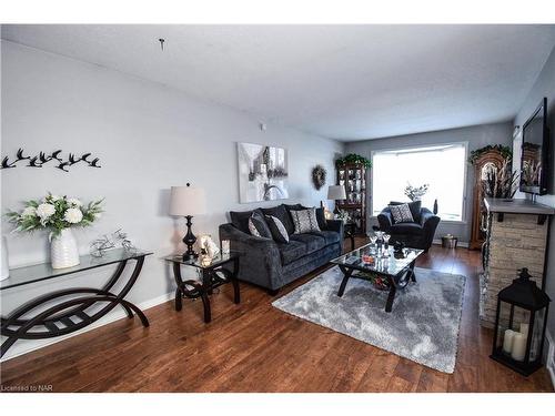 4974 Windgate Drive, Niagara Falls, ON - Indoor Photo Showing Living Room