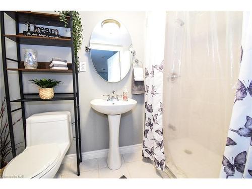 4974 Windgate Drive, Niagara Falls, ON - Indoor Photo Showing Bathroom