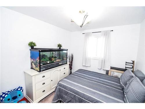 4974 Windgate Drive, Niagara Falls, ON - Indoor Photo Showing Bedroom