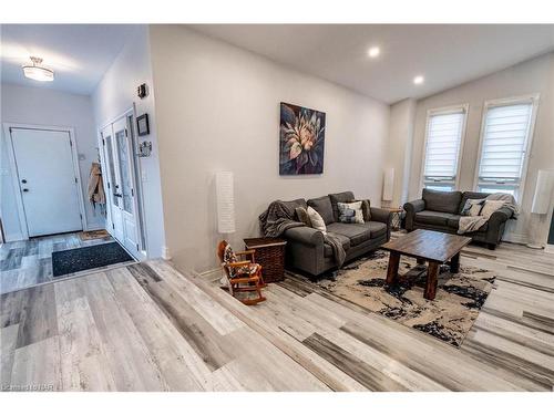 7128 Brian Crescent, Niagara Falls, ON - Indoor Photo Showing Living Room