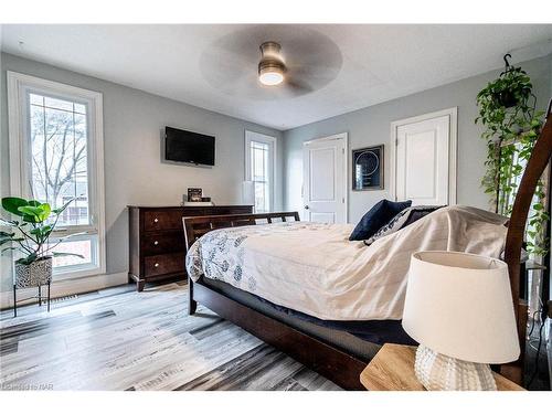 7128 Brian Crescent, Niagara Falls, ON - Indoor Photo Showing Bedroom
