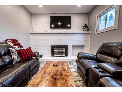 7128 Brian Crescent, Niagara Falls, ON - Indoor Photo Showing Living Room With Fireplace