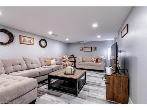 7128 Brian Crescent, Niagara Falls, ON - Indoor Photo Showing Living Room