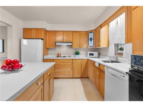 6659 Waters Avenue, Niagara Falls, ON - Indoor Photo Showing Kitchen