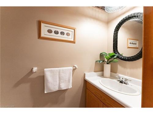 6659 Waters Avenue, Niagara Falls, ON - Indoor Photo Showing Bathroom