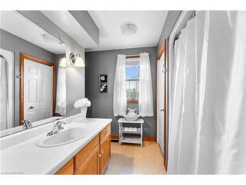 6659 Waters Avenue, Niagara Falls, ON - Indoor Photo Showing Bathroom