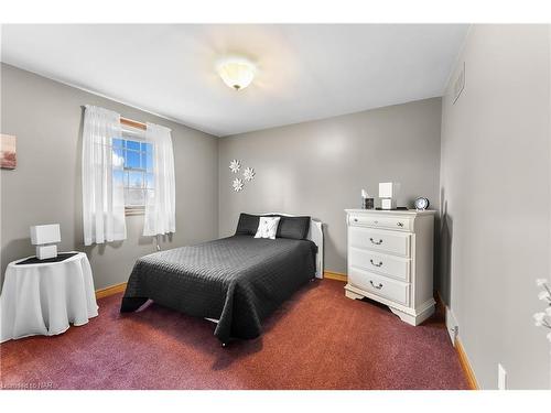 6659 Waters Avenue, Niagara Falls, ON - Indoor Photo Showing Bedroom