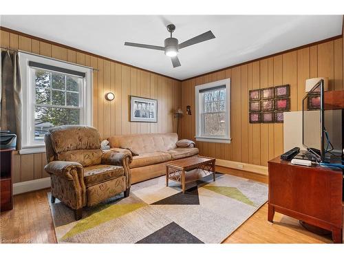 1210 Garrison Road, Fort Erie, ON - Indoor Photo Showing Living Room