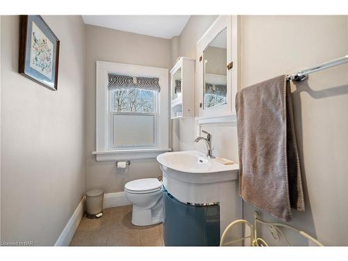 1210 Garrison Road, Fort Erie, ON - Indoor Photo Showing Bathroom